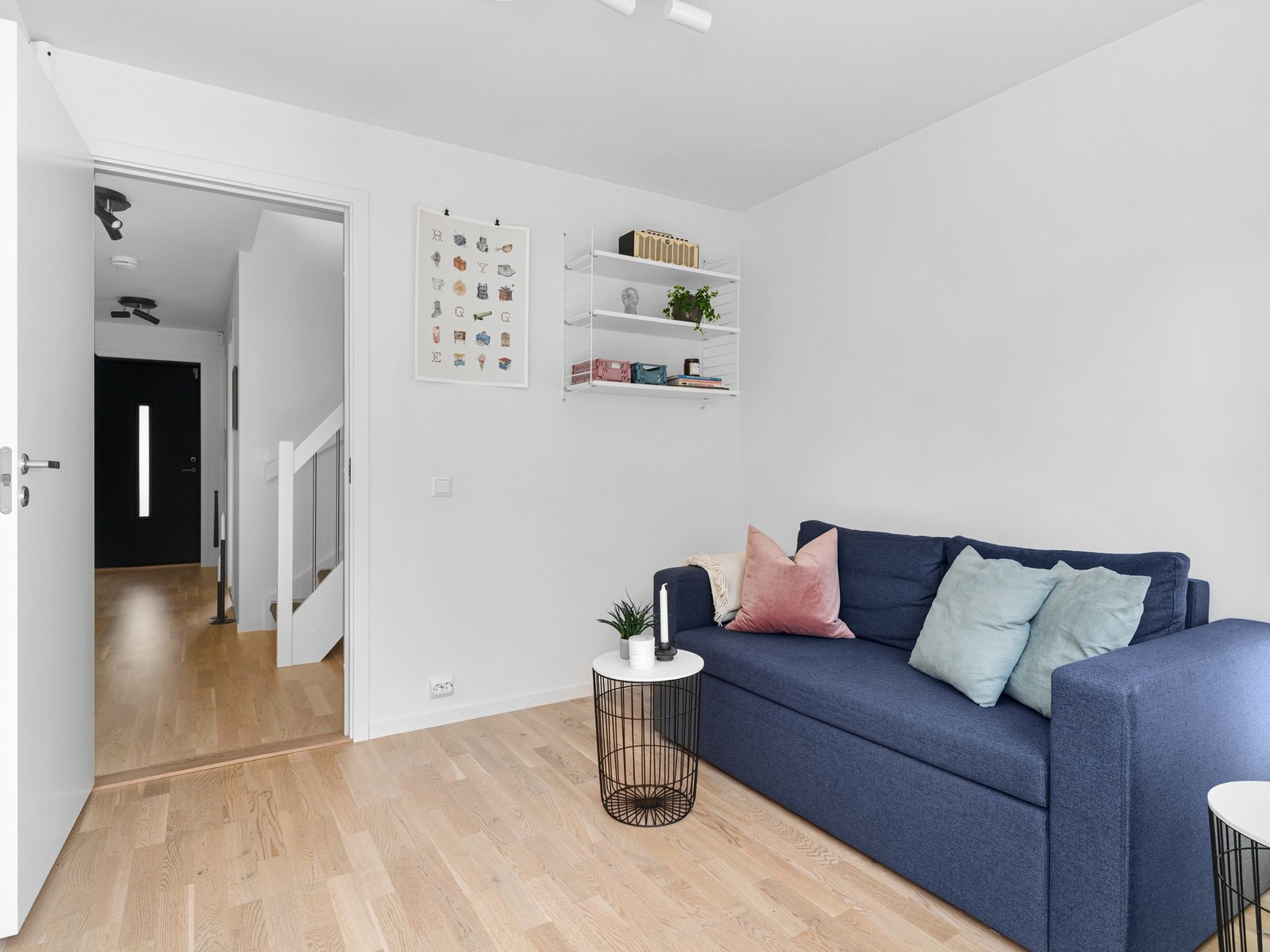 For ekstra lagringsplass har boligen en utvendig bod, samt god lagringsplass på loft. Galleribilde