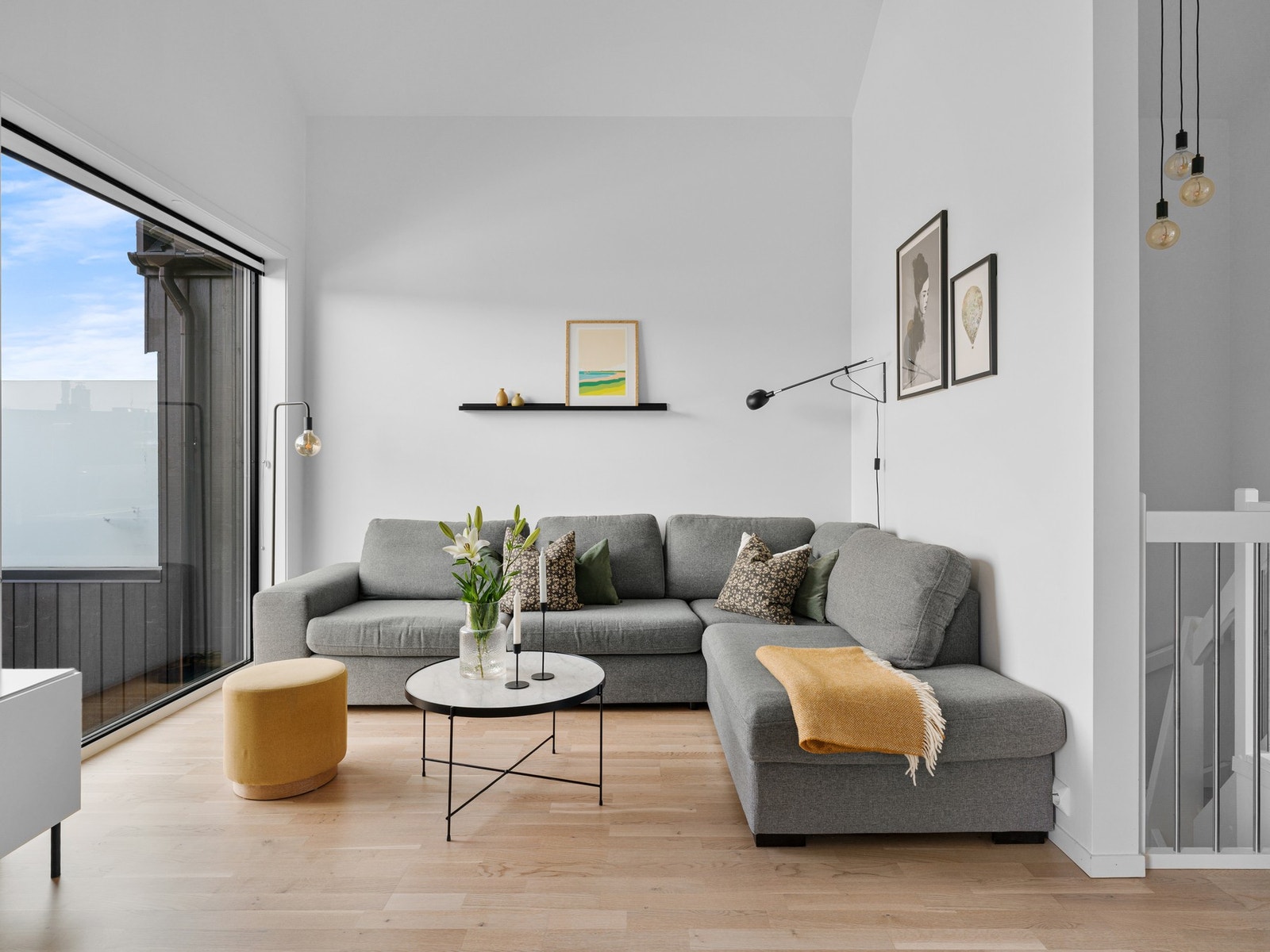 Rommet har god plass til sofagruppe, diverse møblement og tv-seksjon. Galleribilde