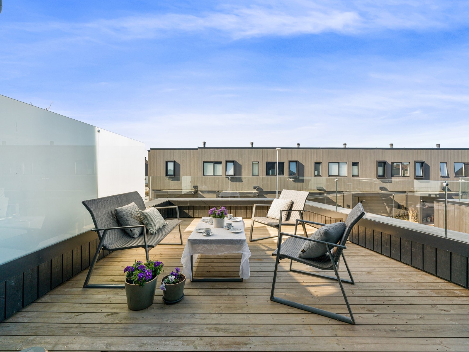 takterrassen har god plass til utemøbler og diverse planter. Galleribilde