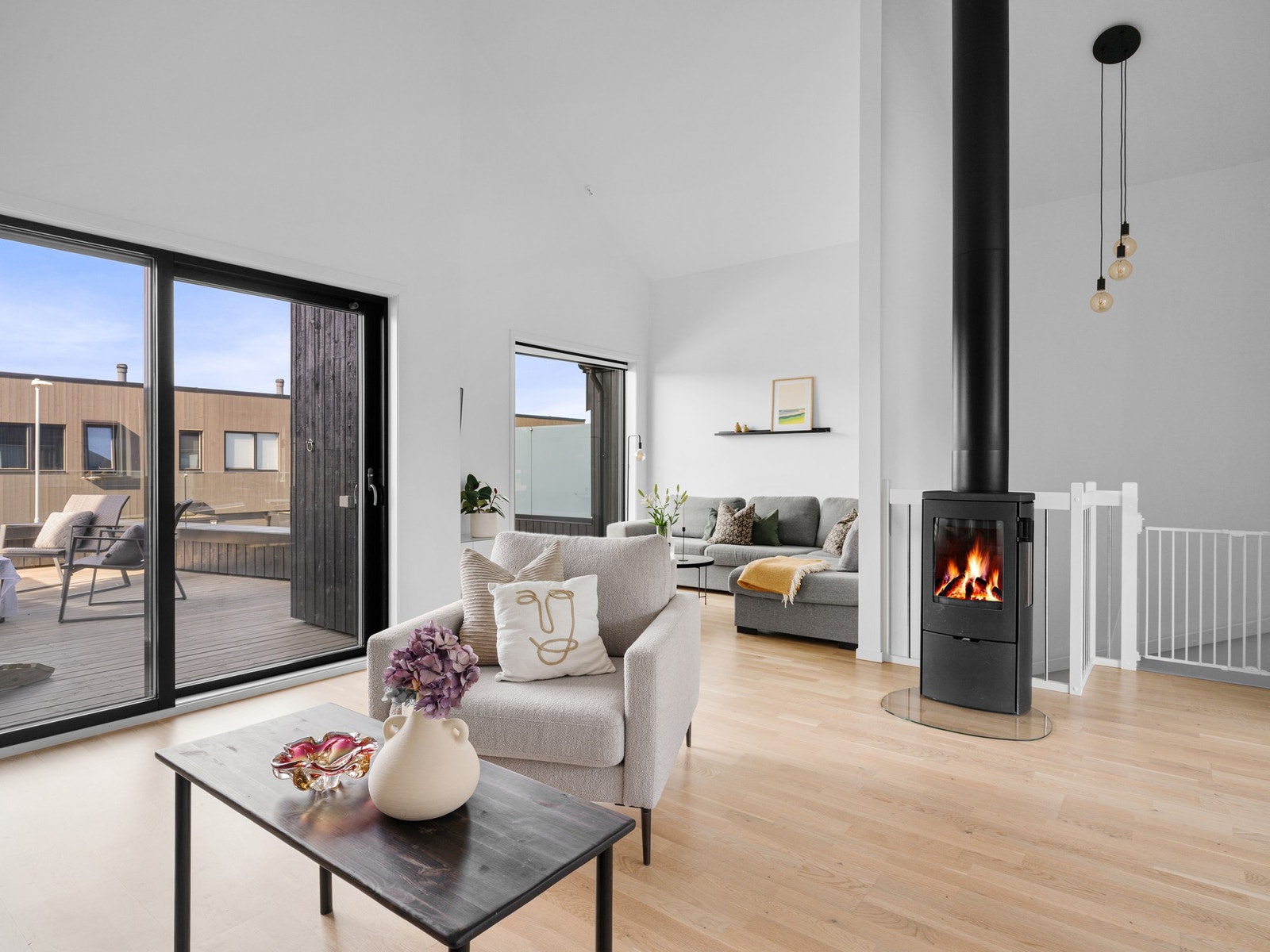 Stuen har en åpen og innbydende atmosfære, hvor store vindusflater slipper inn rikelig med naturlig lys. Galleribilde