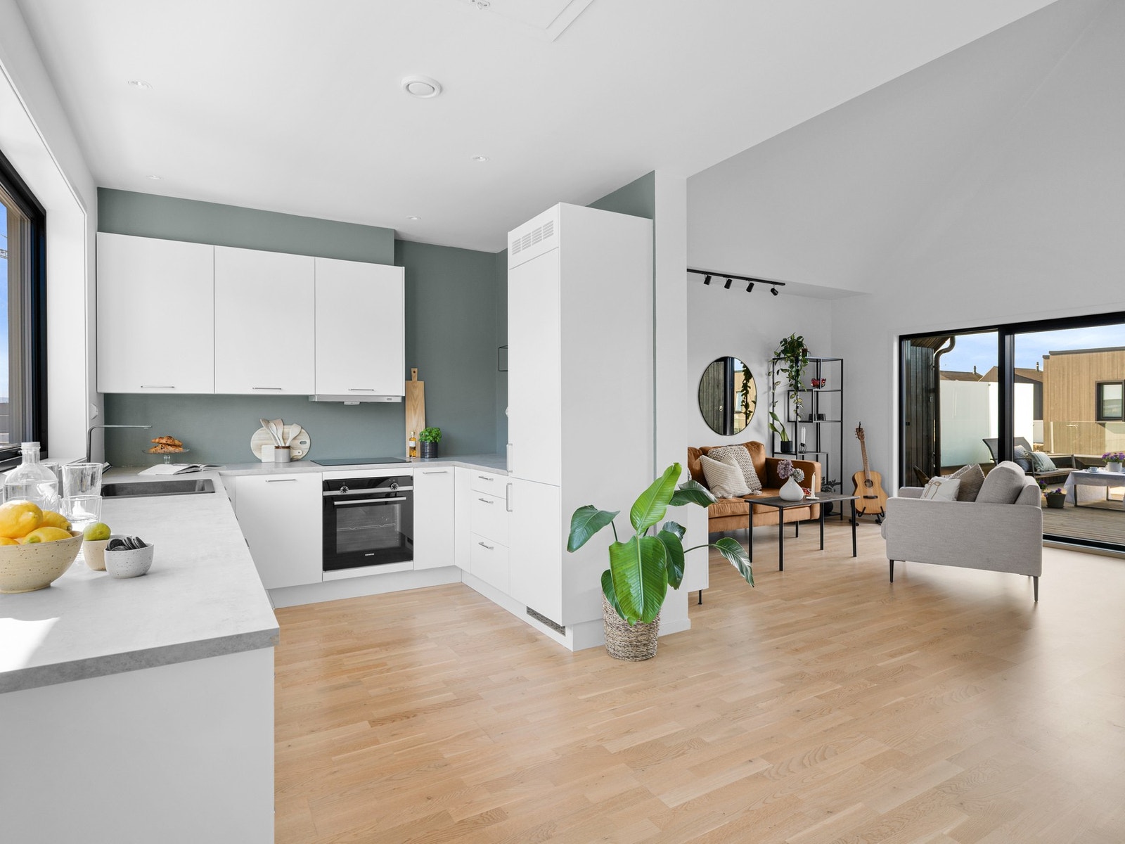 Dette gir en åpen og sosial planløsning, perfekt for samvær og middager i hyggelige omgivelser. Galleribilde