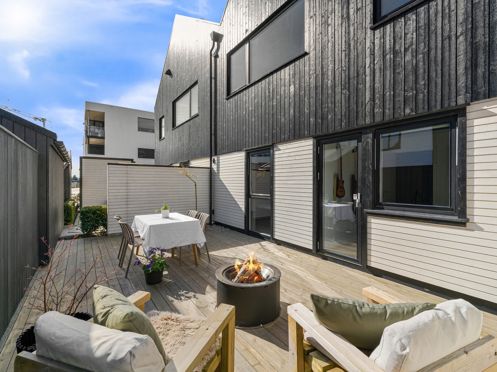 Boligen har terrasse på baksiden av bolig, samt takterrasse på fremsiden. Galleribilde