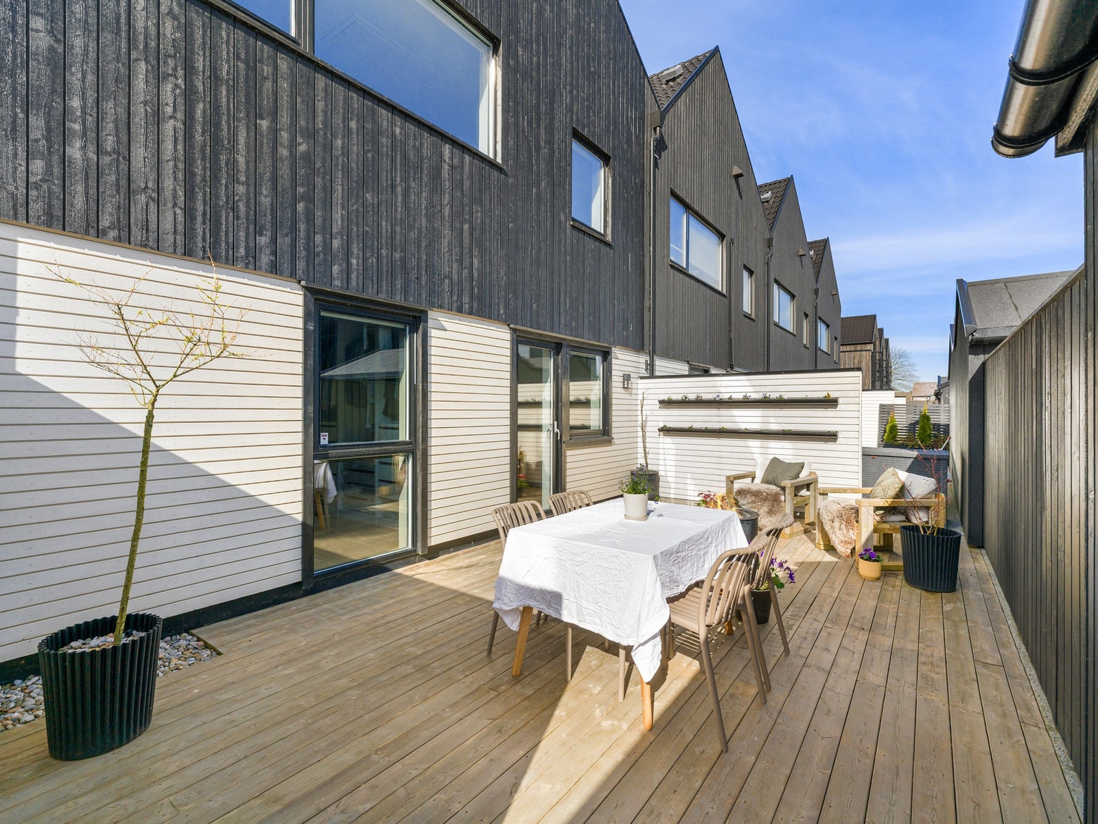 Terrassen har god plass til utemøbler og grill. Galleribilde