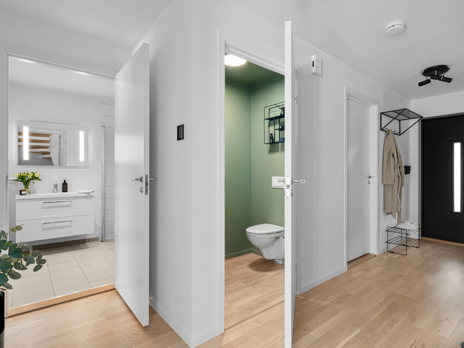 Praktisk plassert gjestetoalett og vaskerom like ved gjør ankomsten ekstra bekvem for både beboere og besøkende. En innbydende velkomst til et hjem med gode løsninger. Galleribilde