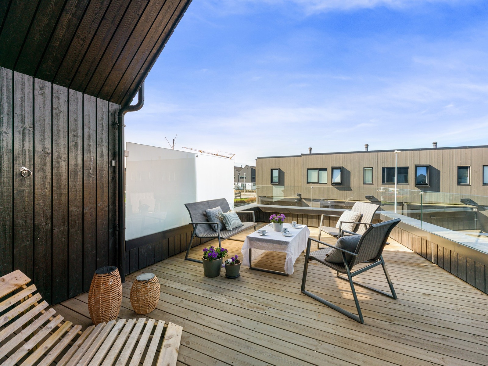 Fra stuen er det utgang til en praktisk takterrasse som forlenger stuen på varme dager. Galleribilde