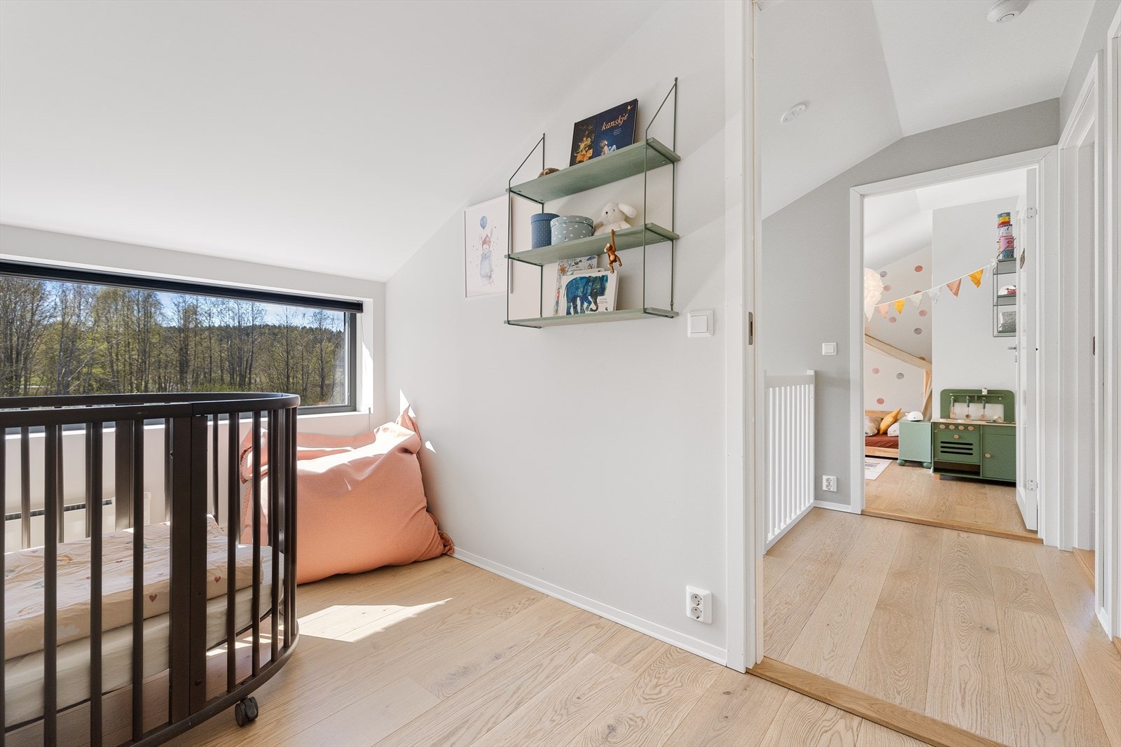 Rommene har god plass til både seng, skrivepult og skap. Galleribilde