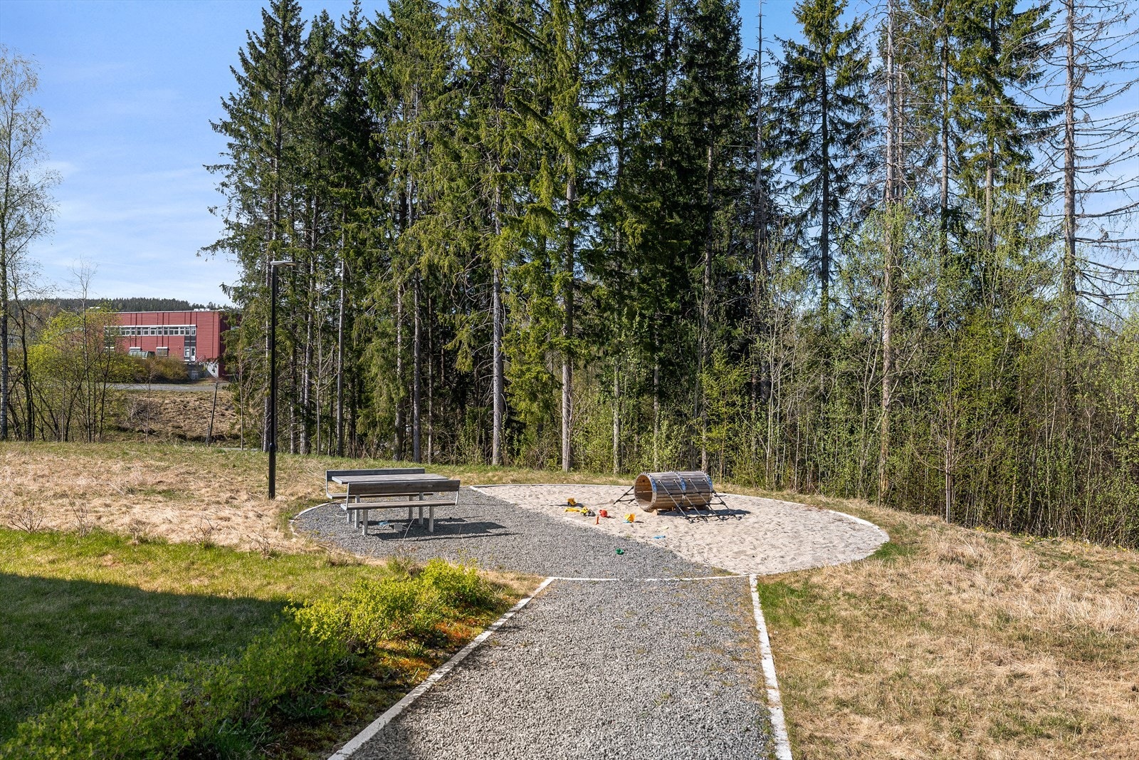 Boligen ligger i et barnevennlig og idyllisk boligfelt på Fossum/Eiksmarka, uten gjennomgangstrafikk, med kort vei til skoler og barnehager. Galleribilde