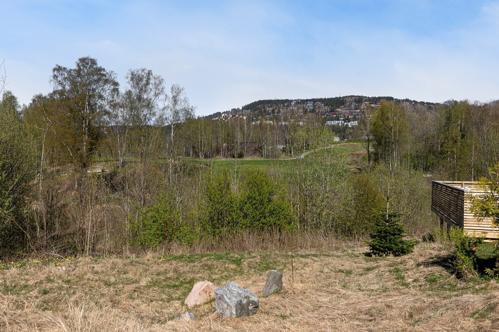 Frodig og åpent utsyn mot Lysakerelven og Bogstad golfbane. Galleribilde