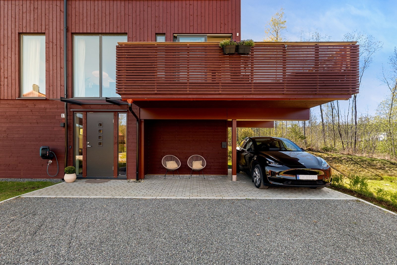 Det er carport med elbillader samt flere biloppstillingsplasser. Egen utebod som passer perfekt for gressklipper, ski, akebrett og annet utstyr. Galleribilde