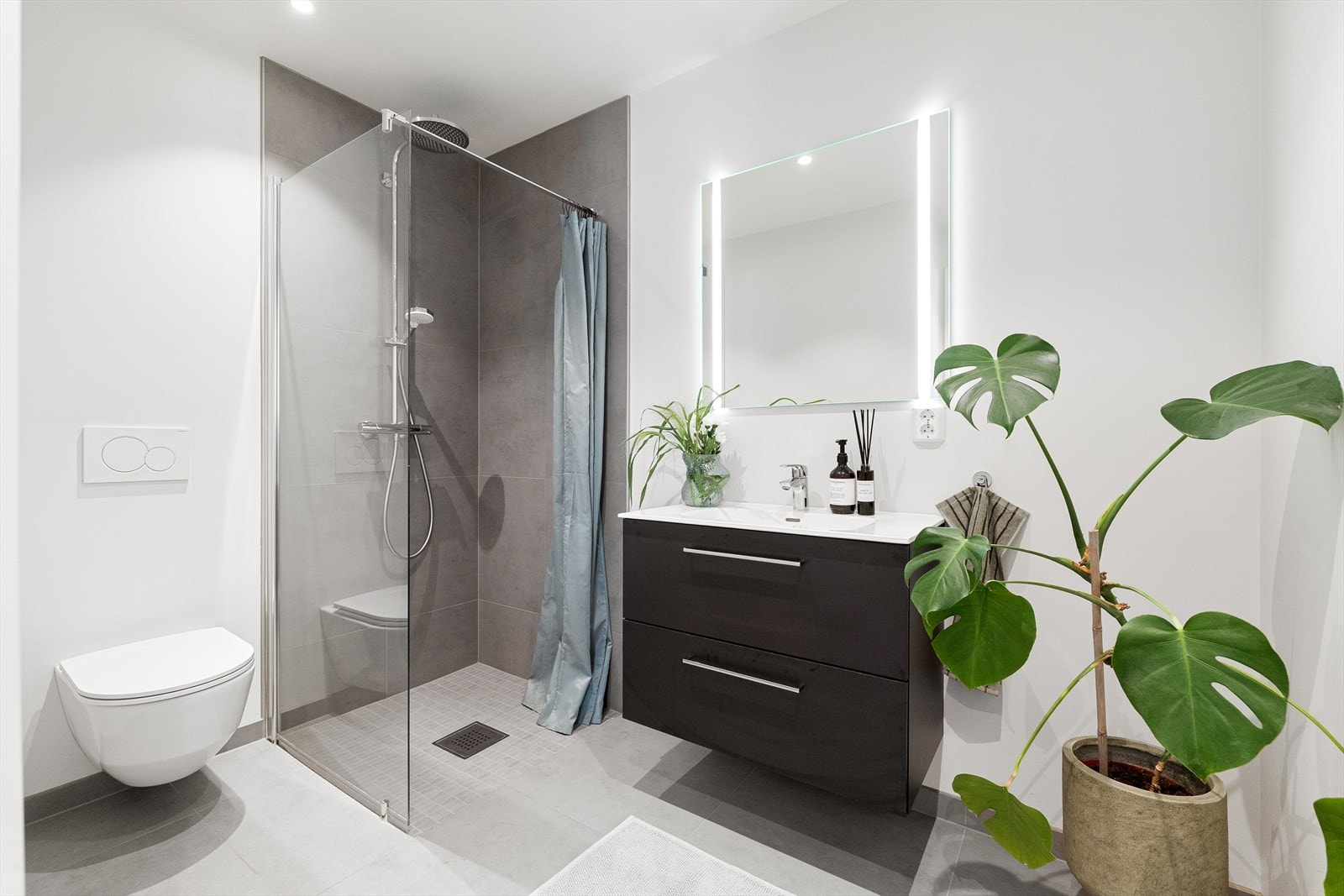 Badet har flislagt gulv med varmekabler, delvis flislagte vegger og downlights i himling. Galleribilde