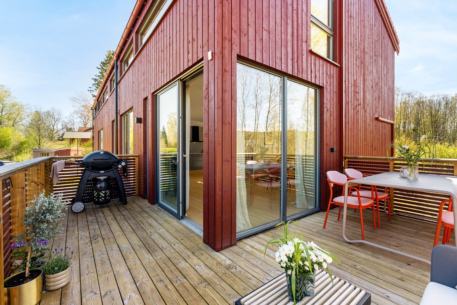 Her er det god plass til flere sittegrupper, grill og beplantning. Galleribilde