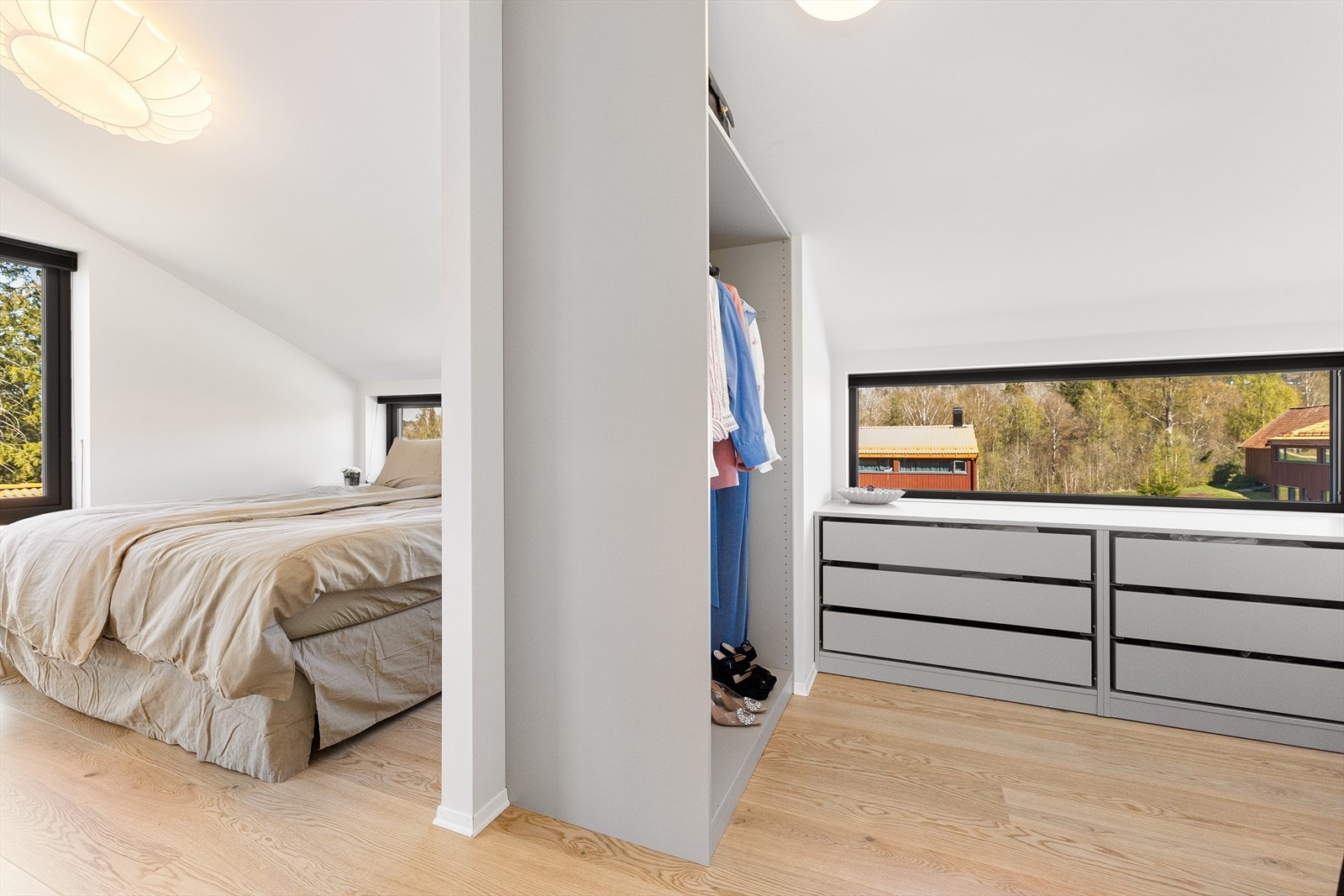 Skjermet walk-in closet gir ekstra lagringsplass. I dag er det innredet med åpent garderobeskap og skuffer. Galleribilde