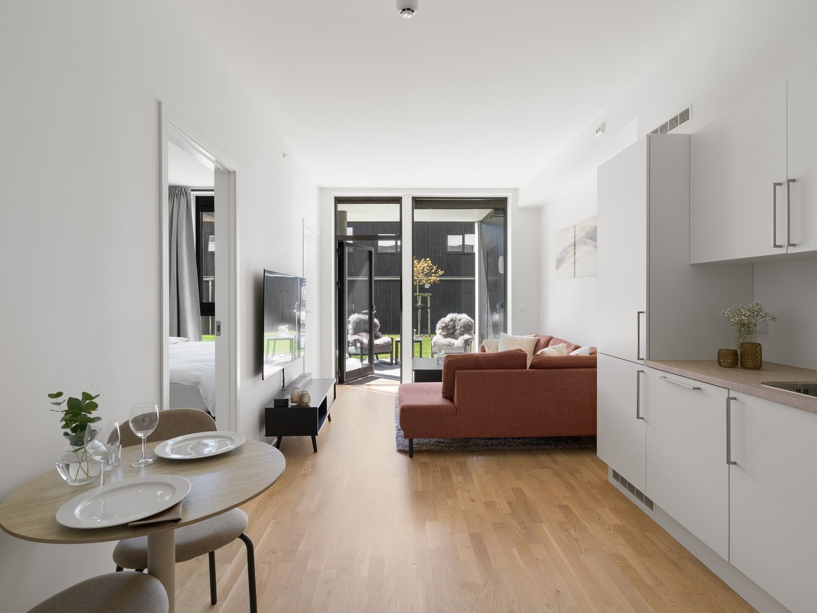 Stuen og kjøkkenet ligger i velfungerende åpen løsning med plass til tv-seksjon, sofa og et lite spisebord ved kjøkkensonen. Galleribilde