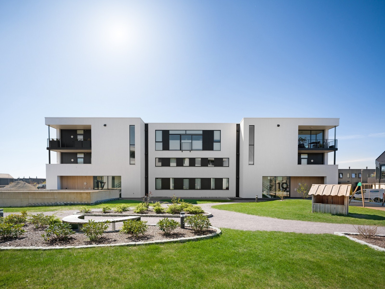 Leiligheten ligger flott til i et moderne boligblokk. Galleribilde