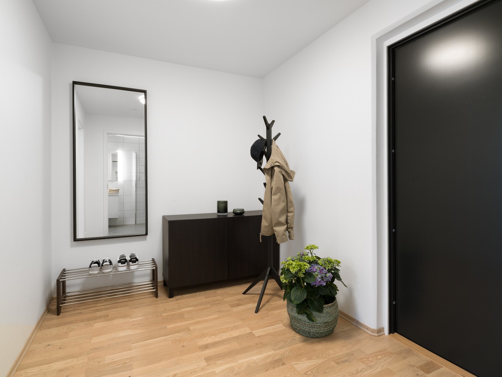 Leiligheten ligger flott til i 1.etasjen. Entreen har parkett på gulv og lysmalte veggflater. Rommet har god plass til garderobeløsning til sko og ytterklær. Galleribilde