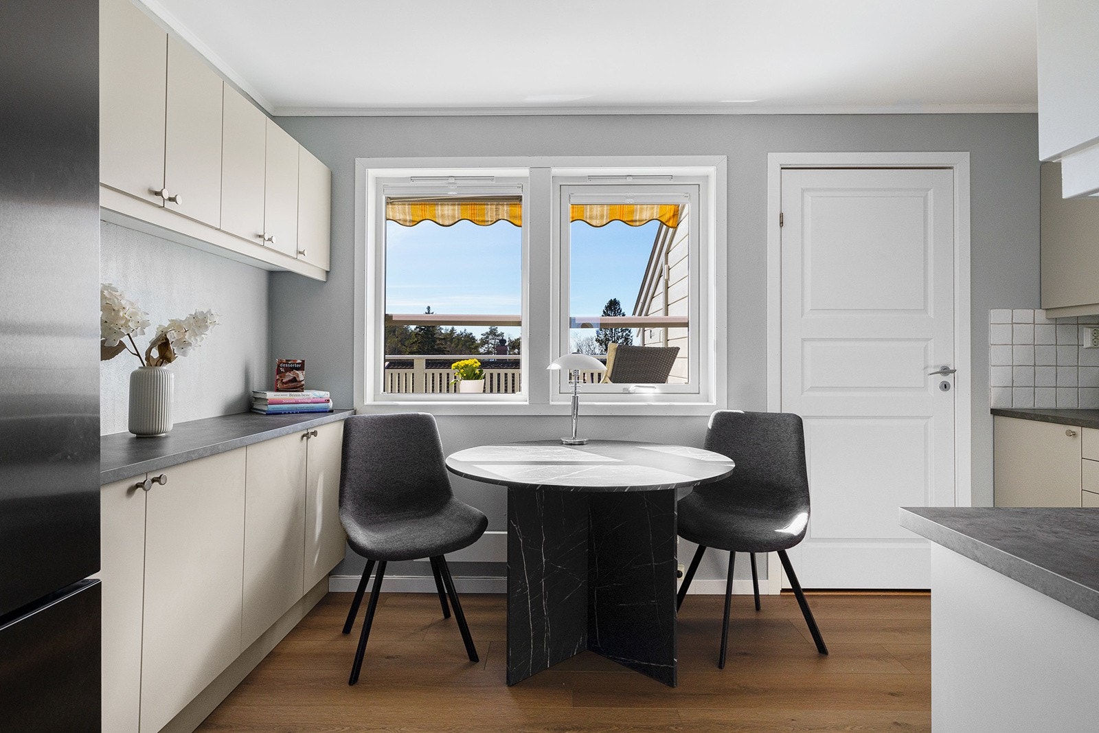 Kjøkkenet har mye plass både til oppbevaring og benkeplate, og her kan flere lage mat samtidig. Galleribilde