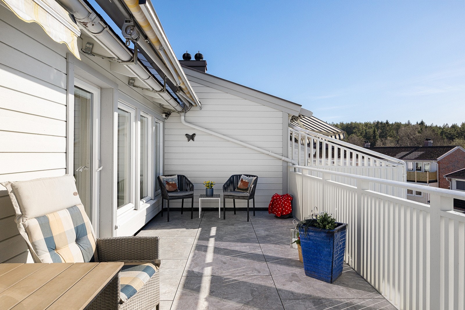 Med plass til flere sittegrupper, usjenert og veldig solrik. Eier opplyser om sol fra 13-22 her oppe. Galleribilde