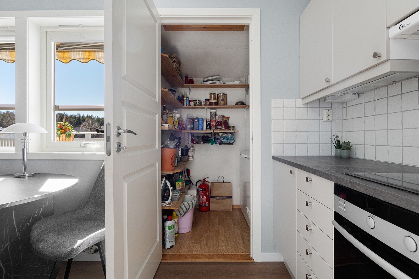 Kjøkkenet har en egen innvendig bod perfekt til romming av fryser eller spiskammer. Galleribilde