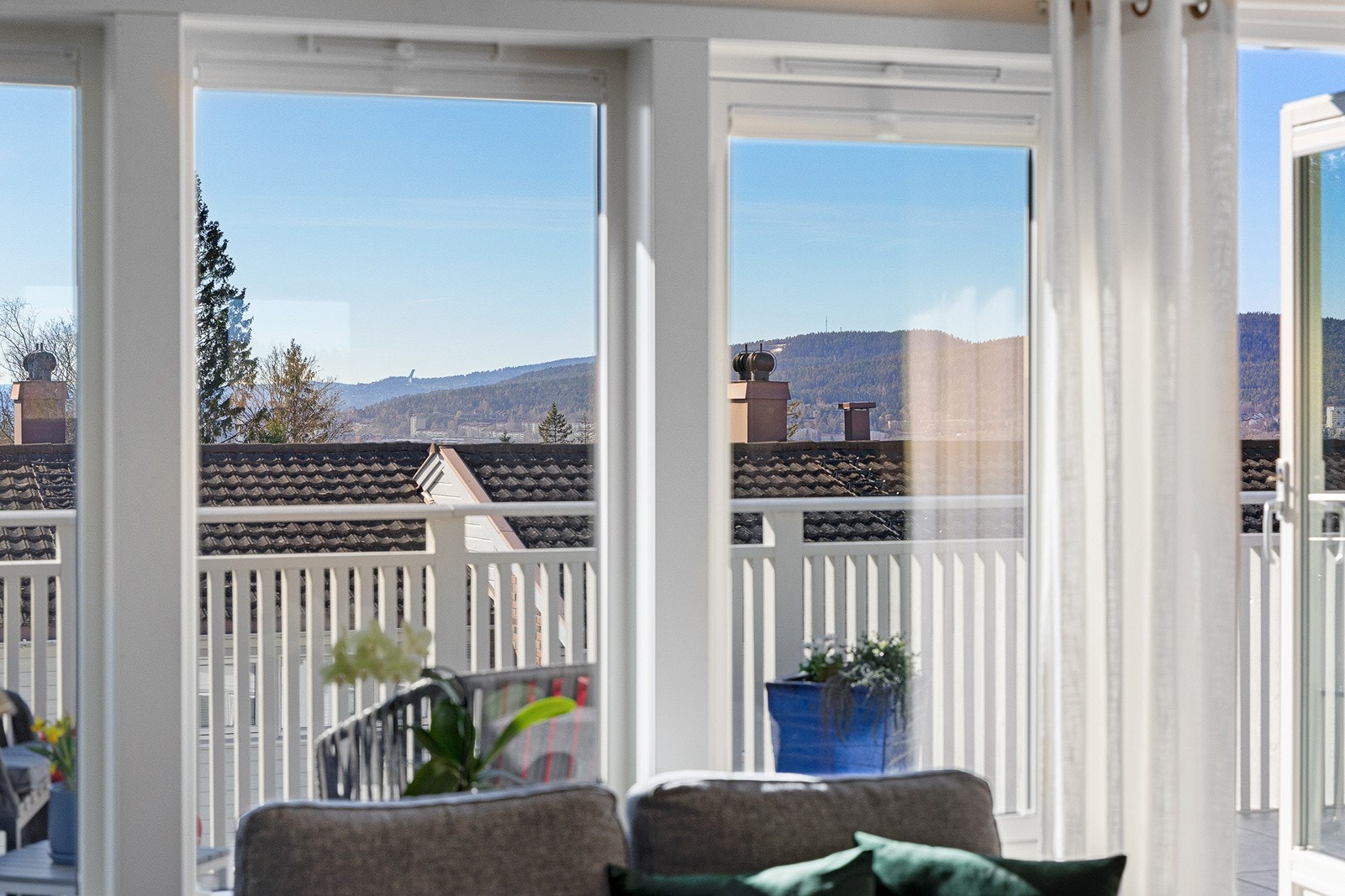 Vinduene ut til terrassen sørger for rikelig med lysinnslipp inn i huset. Galleribilde