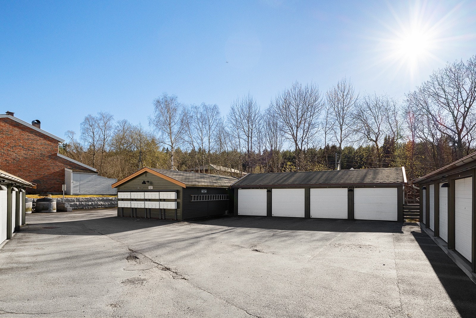 Med rekkehuset følger det en garasjeplass, med kort gangavstand til boligen. Galleribilde