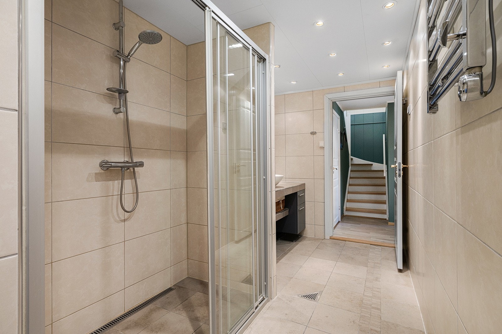 Badet har en ekstra stor dusj for økt komfort. Galleribilde