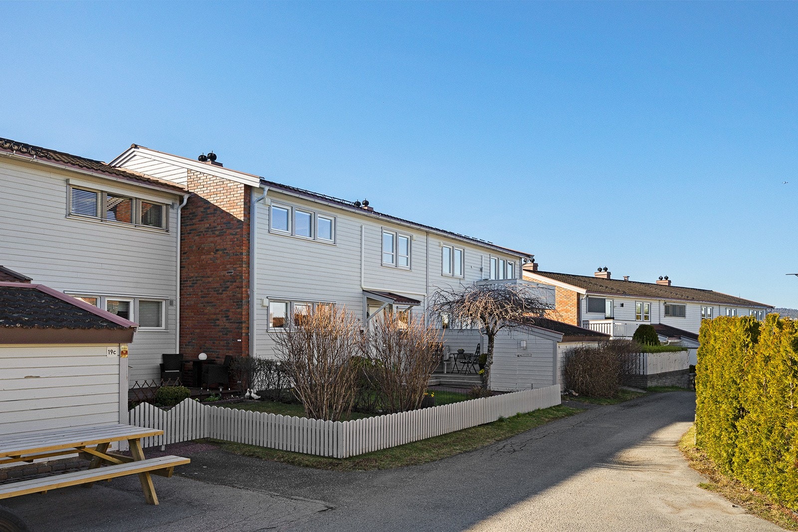 Gjerdet er nymalt! Utenfor inngangen er det også egen terrasse med morgensol og en ekstern bod. Galleribilde