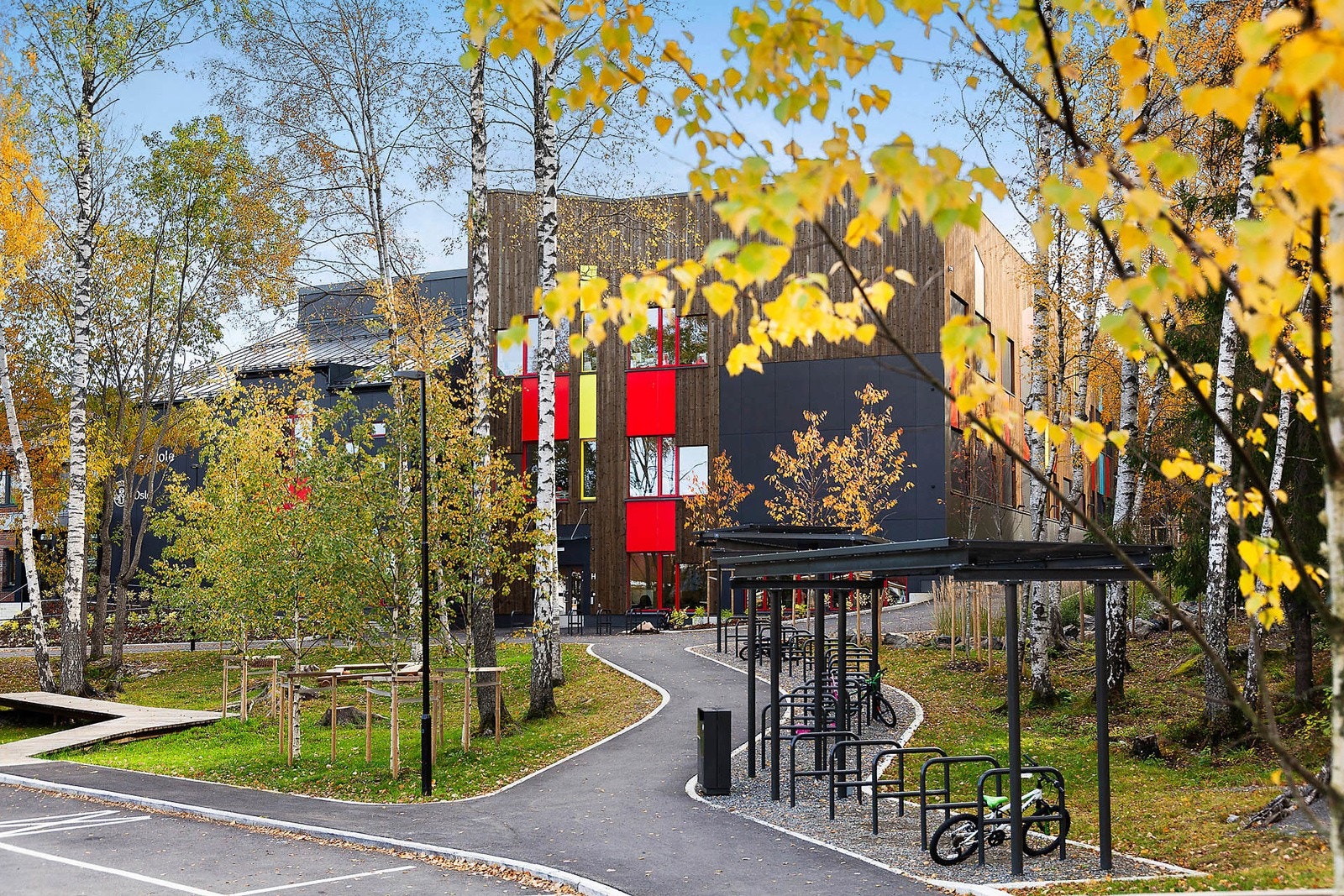Bakås skole er en populær skole og er også innen trygg gangavstad fra boligen. Galleribilde