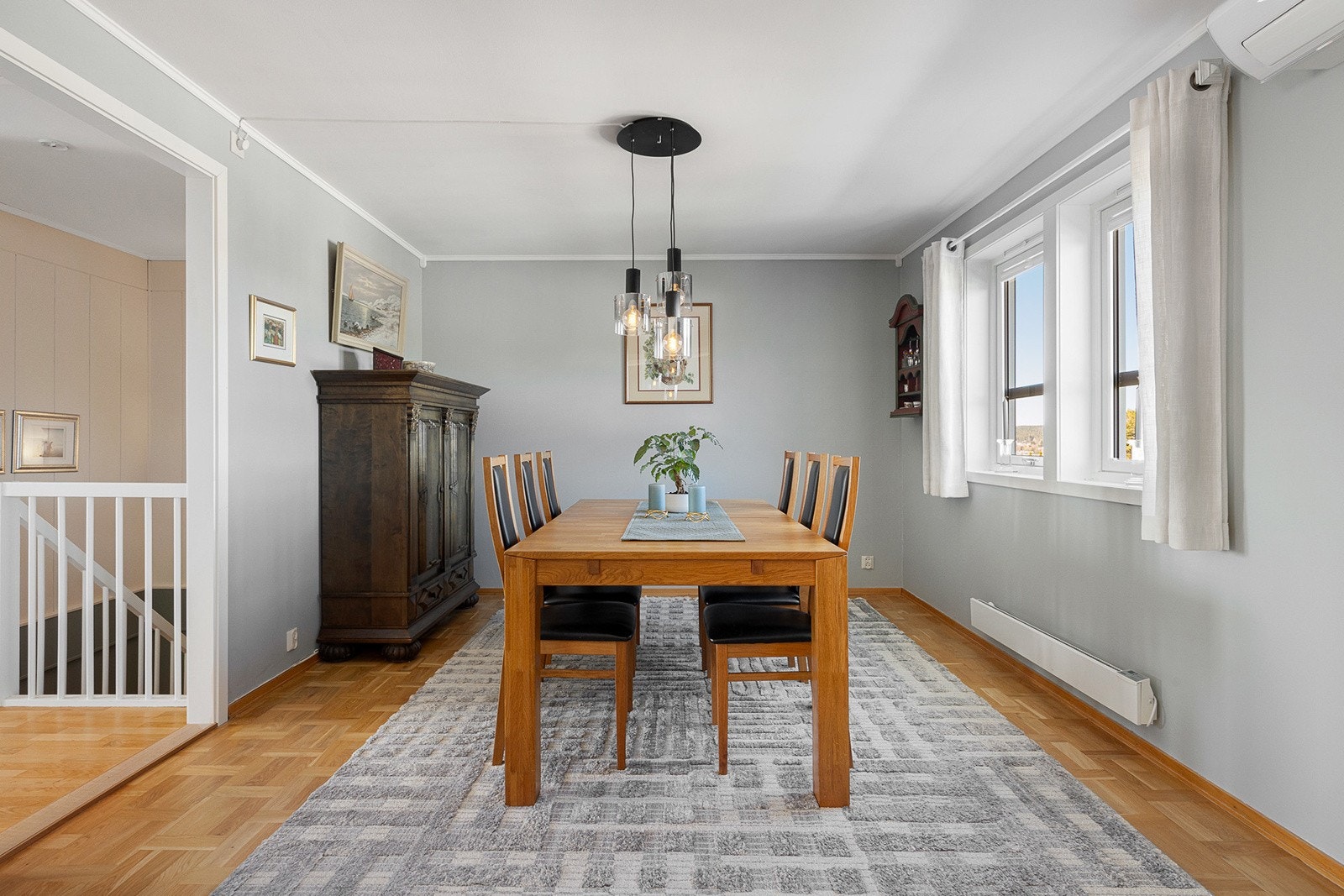 Naturlig avgrenset fra resten av stuen men ikke helt isolert, perfekt for når noen er ferdig ved bordet tidlig mens noen vil sitte litt lenger. Galleribilde