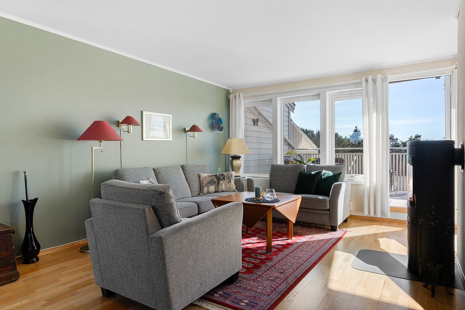 Her: sofagruppe. Stuen har utgang til terrassen. Galleribilde