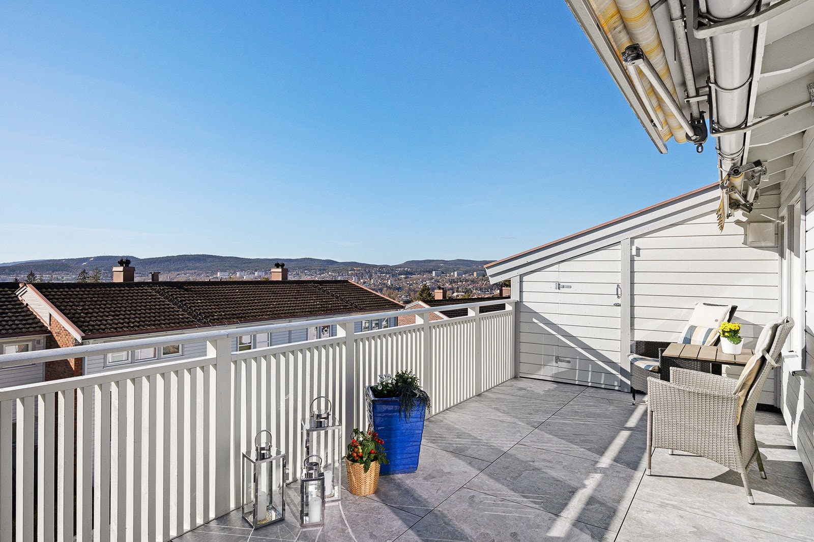 Terrassen med tilgang fra stuen har herlig utsikt mot vest og kommer også med en oppbevaringsbod. Galleribilde