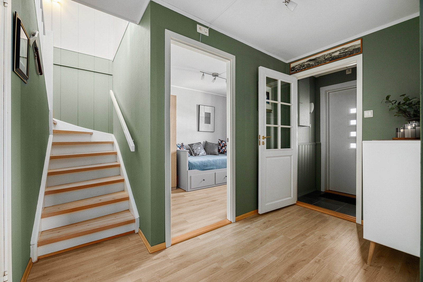 Husets inngangsparti og trappeløp, og soverom 2. Galleribilde
