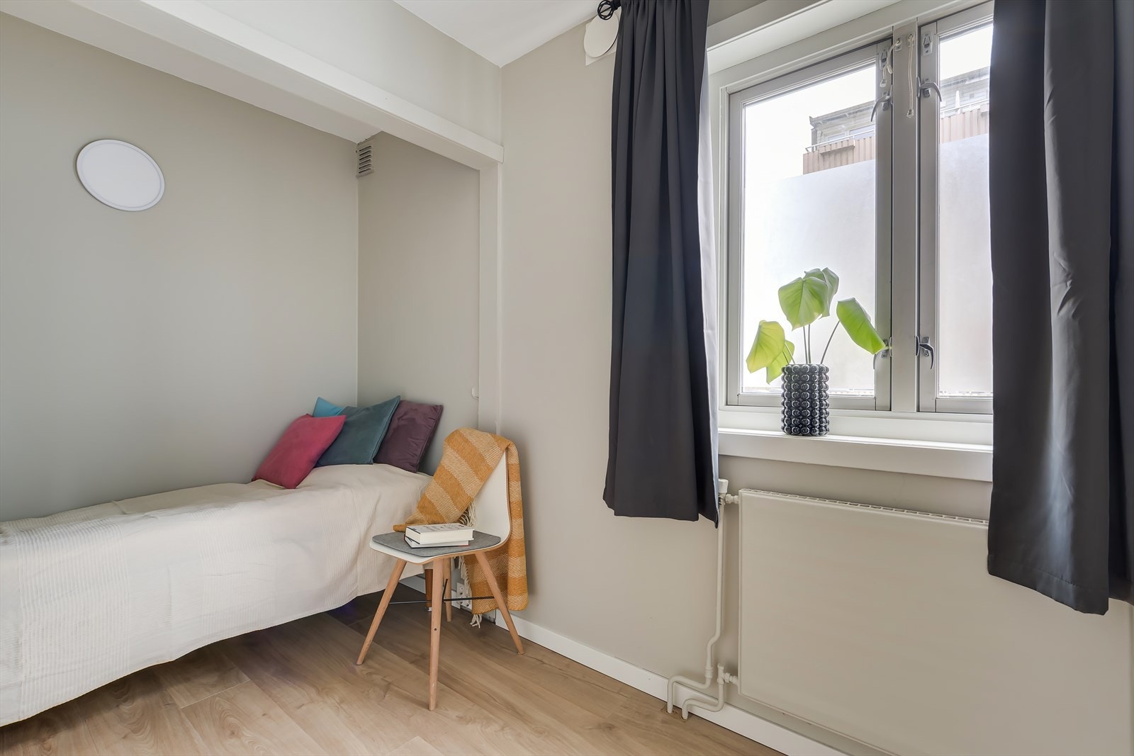 Lyst og trivelig soverom Galleribilde