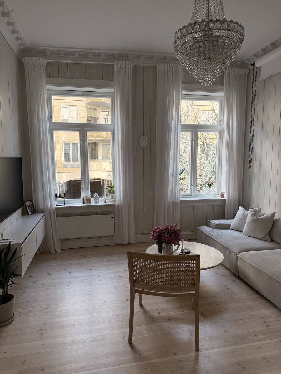 Stor stue med TV Galleribilde