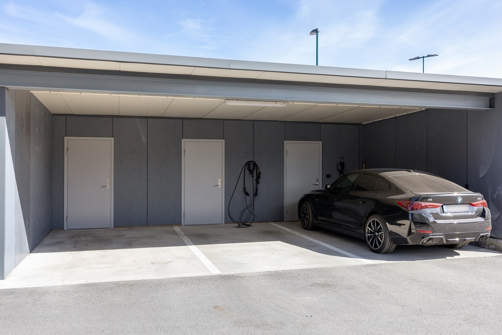 Det medfølger egen carport med tilhørende utvendig bod. Det er klargjort for elbillader. Galleribilde