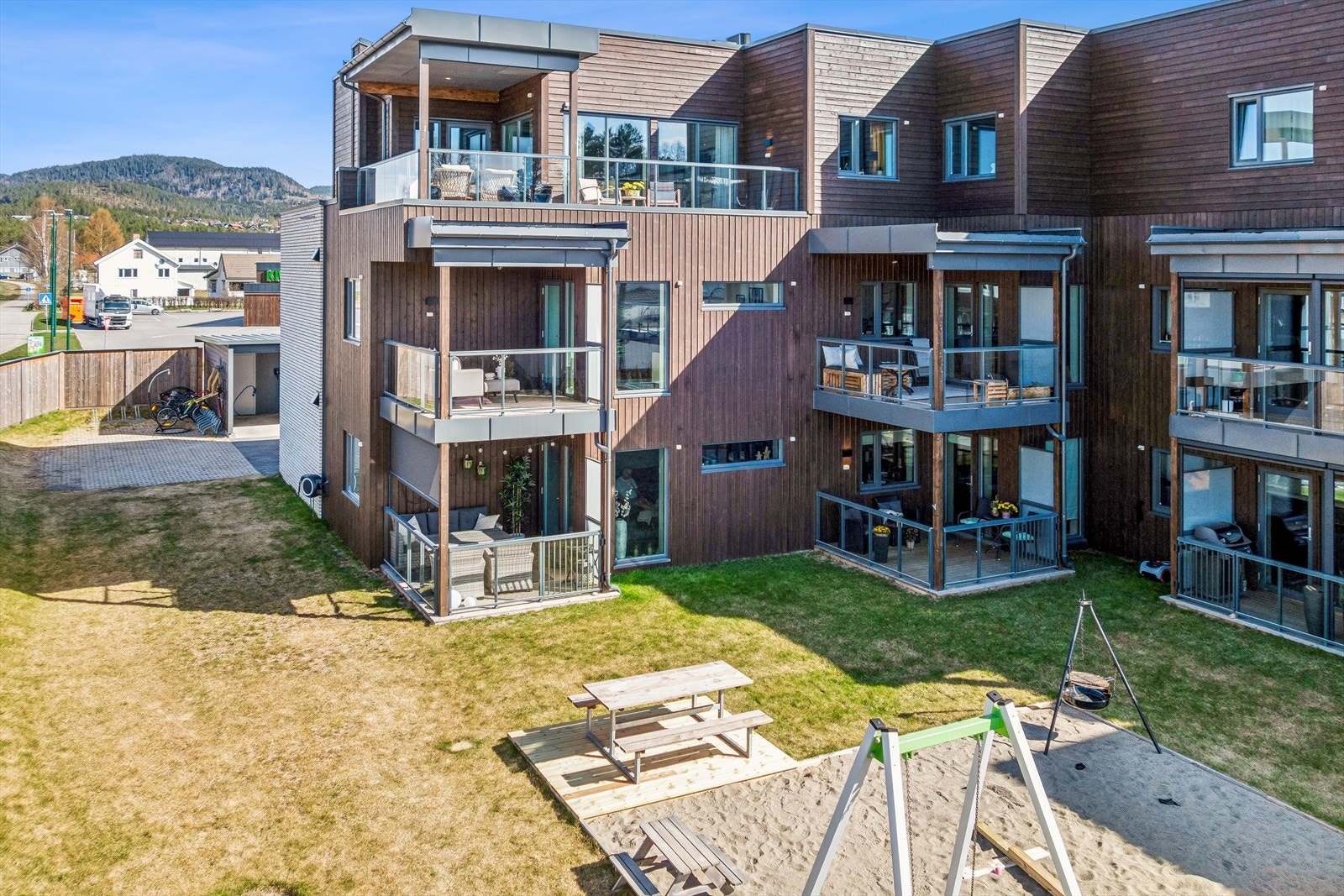 Fellestomten er pent opparbeidet med blant annet lekeplass for de minste. Galleribilde