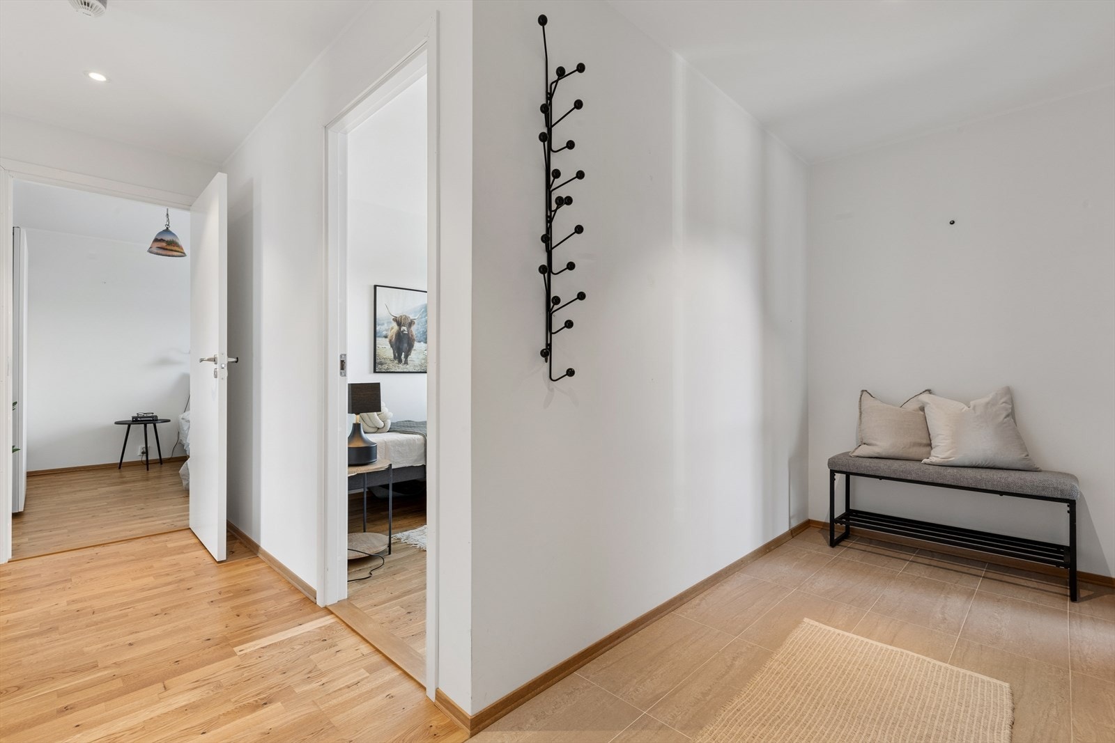Innbydende entré med varmekabler i gulvet og tilgang til leilighetens øvrige rom. Galleribilde