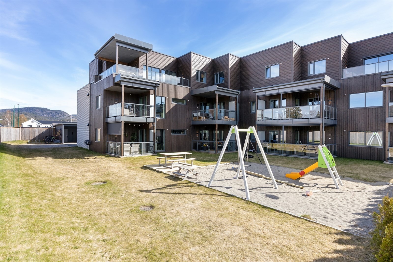 Trygge og fine fellesarealer med gressplen og sittegrupper. Galleribilde