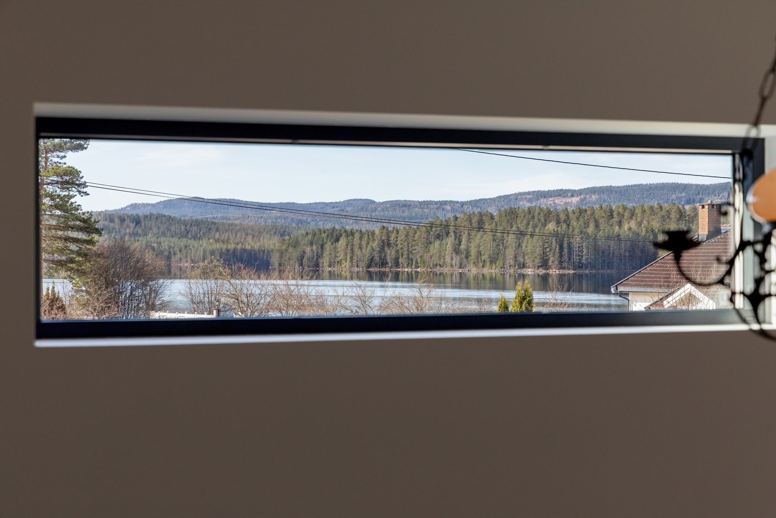 Også fra innsiden rammer vinduene inn den fine utsikten mot vannet og naturen. Galleribilde