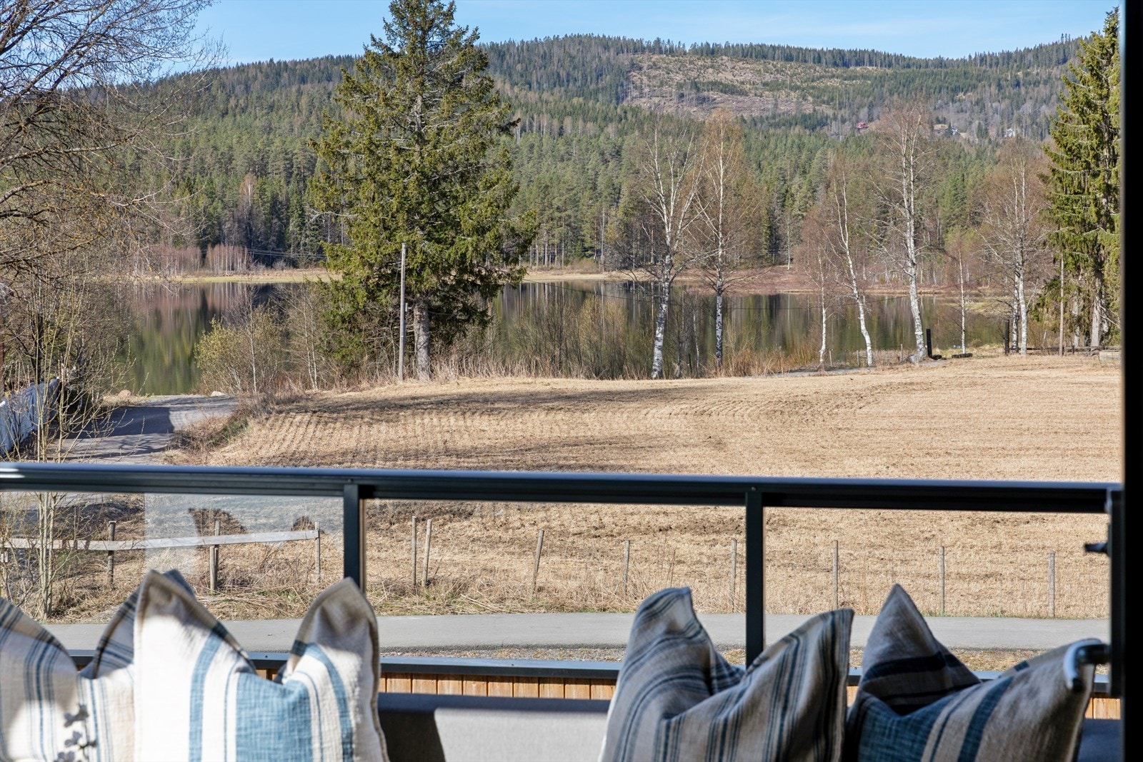 Nyt utsikten mot Harestuvannet, som brukes flittig til bading, padling og fiske om sommeren. Galleribilde