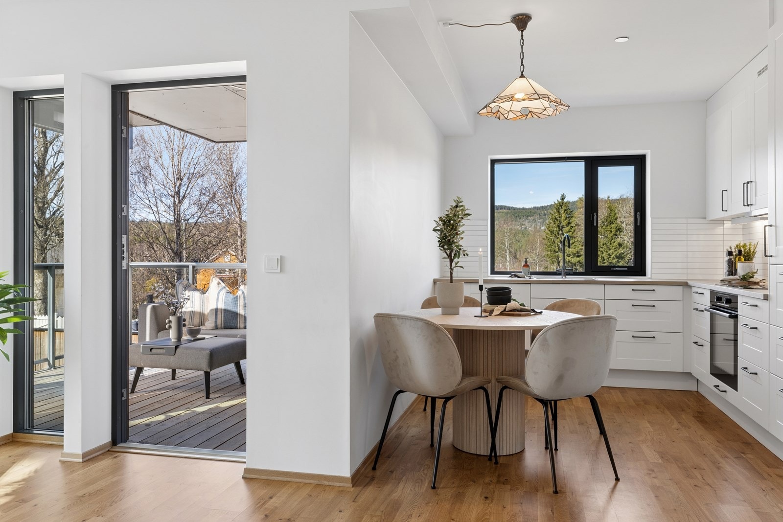 Den åpne løsningen gir en sosial sone med spiseplass i tilknytning til både kjøkken og stue. Galleribilde