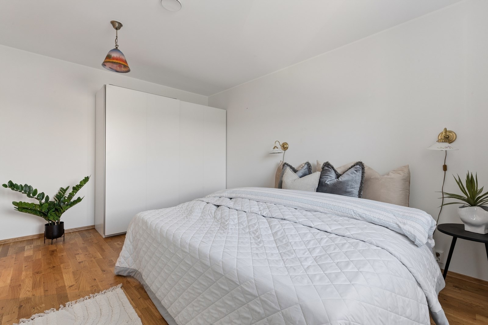Det er god plass til garderobeløsning på hovedsoverommet. Galleribilde