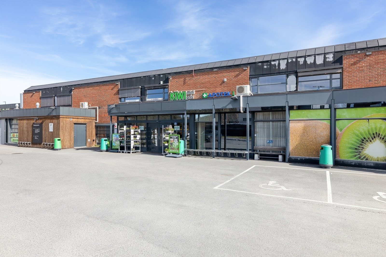 Kun få meter fra leiligheten ligger Harestua Senter med blant annet Kiwi, frisør og apotek. Galleribilde