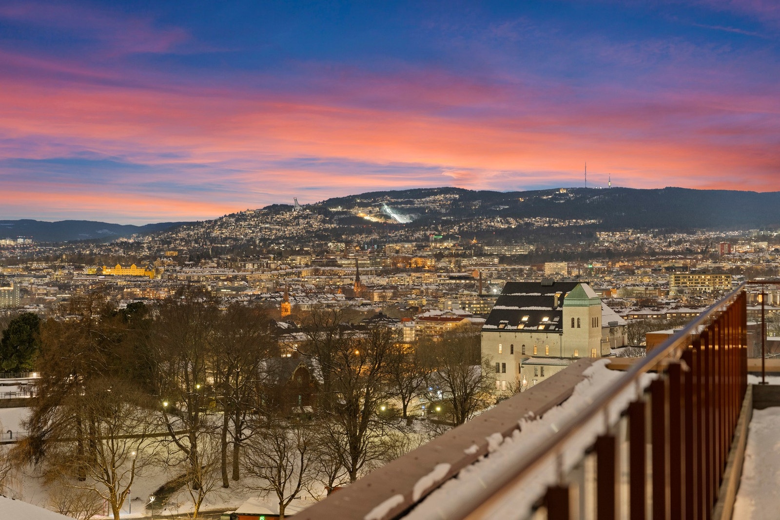 Fra takterrassene er det magisk utsikt over by og fjord. Galleribilde