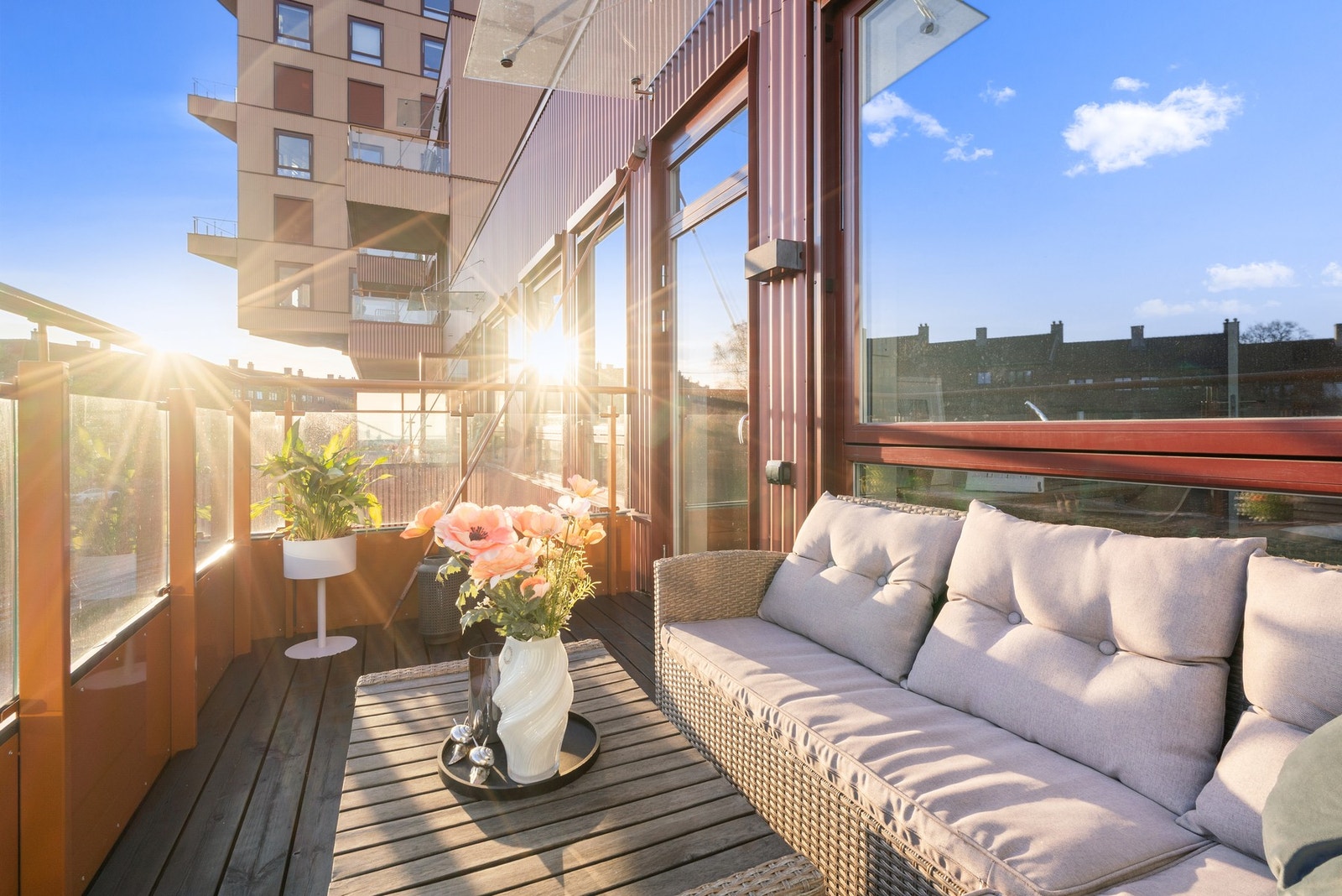 Solrik og lun uteplass med plass til sittegruppe Galleribilde