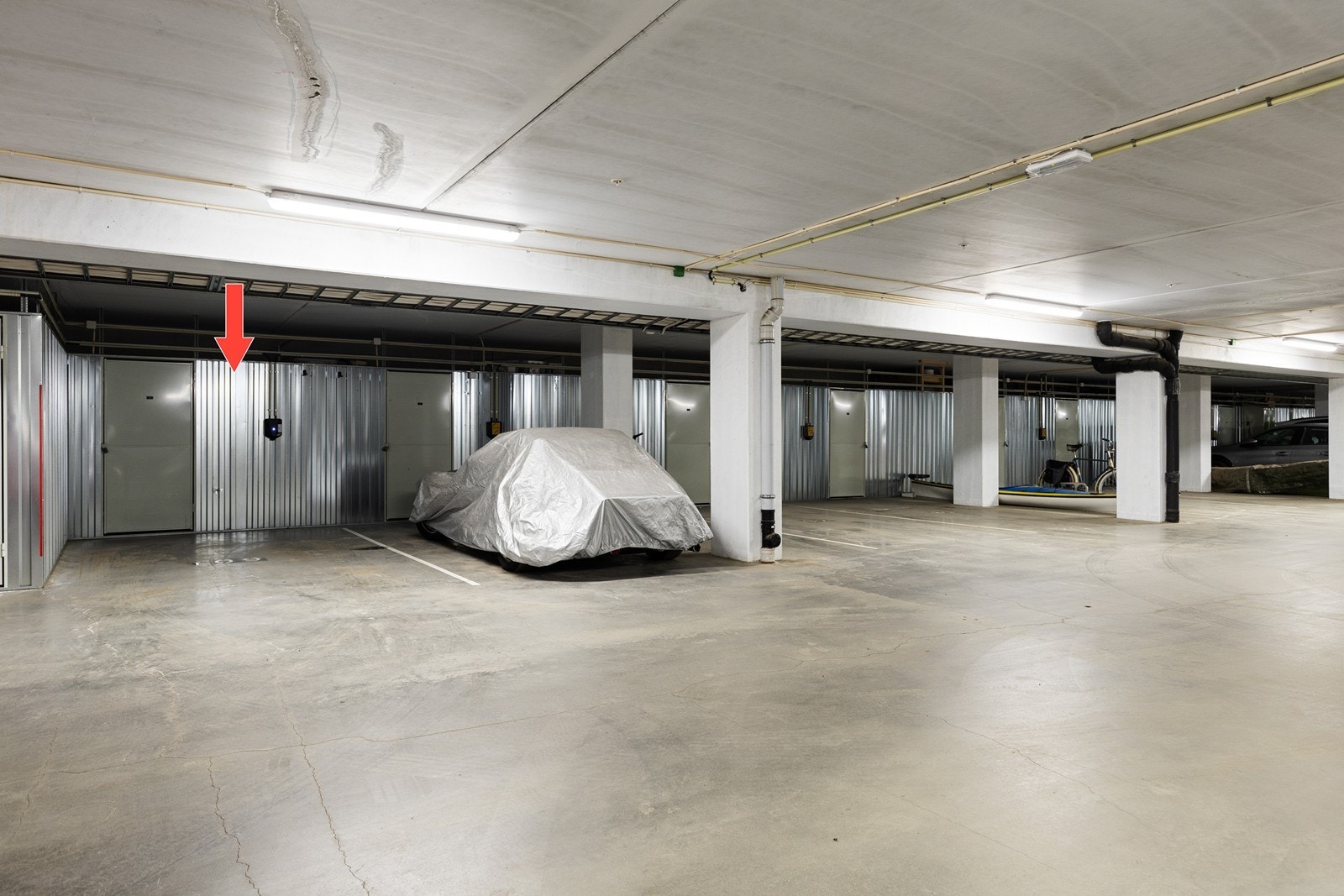 Parkeringsplass med elbil-lader + bod. Galleribilde