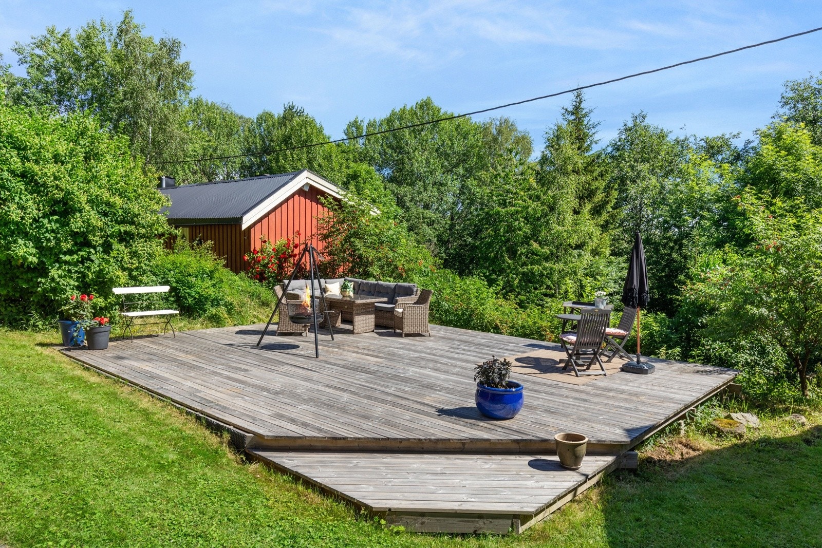 I sentrum av tomten er det en stor terrasse på hele 60 kvm - det perfekte stedet for solrike sommerdager med venner og familie. Galleribilde