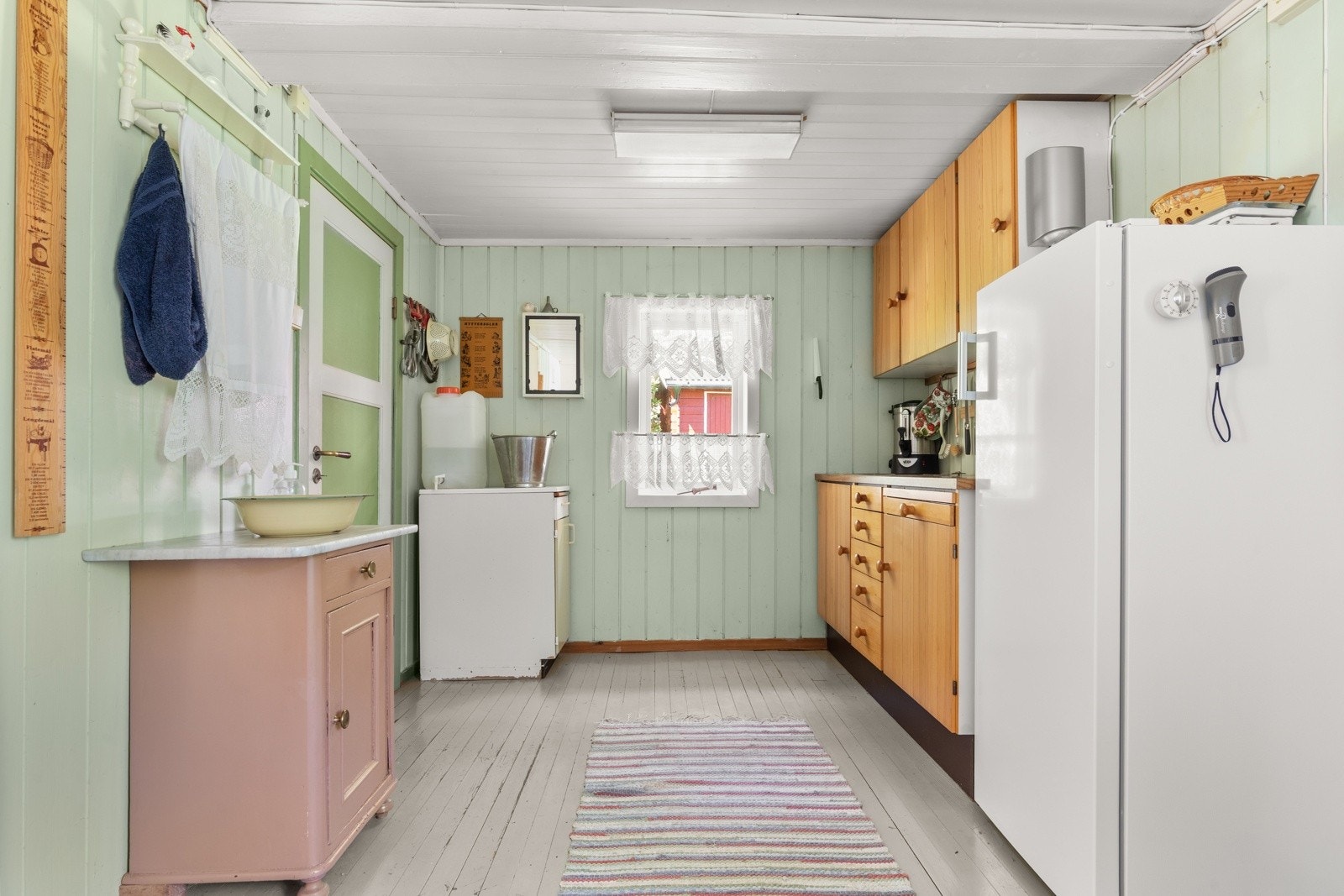 Det er naturlig utlufting via vinduer og ventil til innvendig luftesjakt. Galleribilde