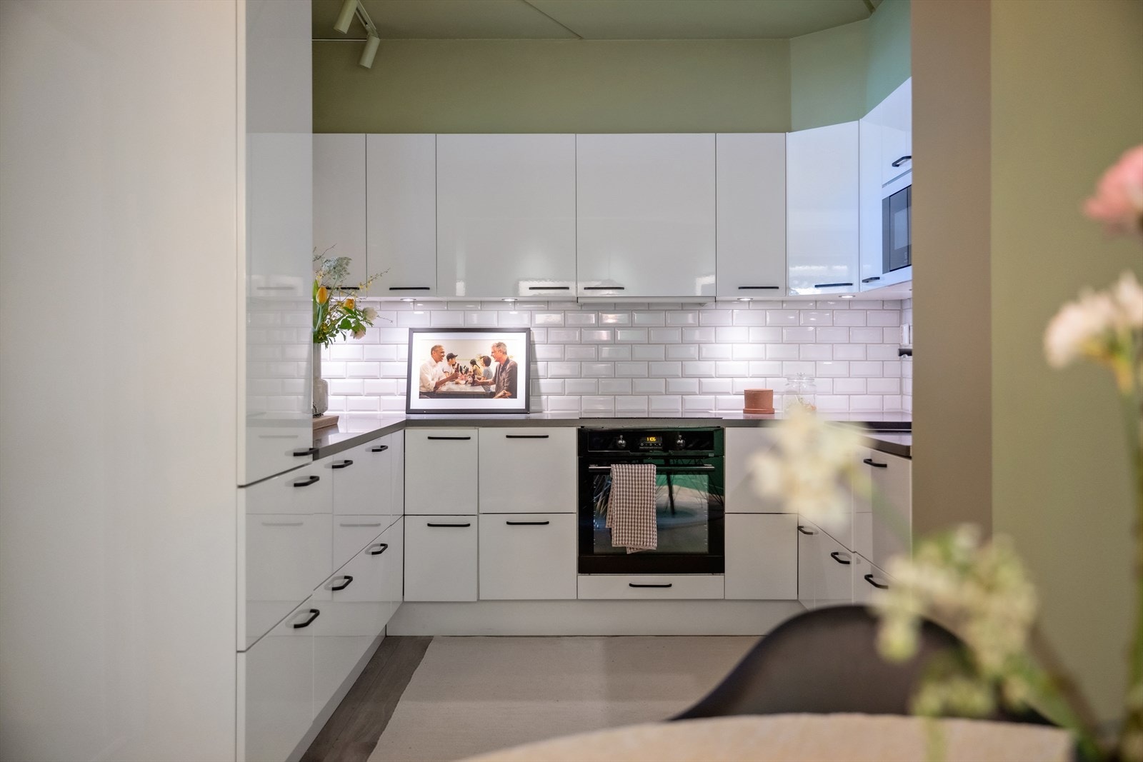 Her er det godt med skap- og benkeplass Galleribilde