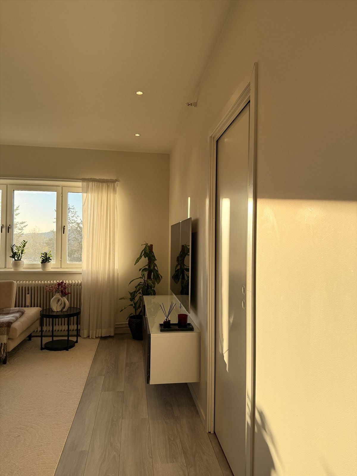 Selgers eget bilde som gir et et inntrykk av leilighetens fine lysforhold. Galleribilde
