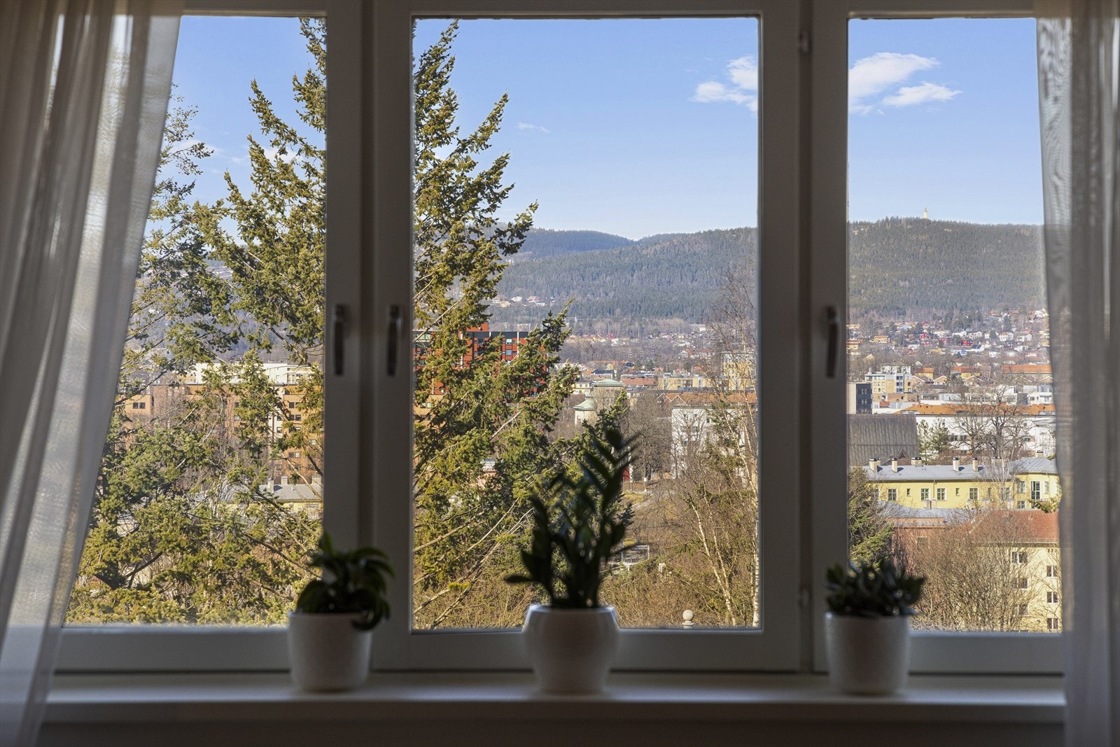 Fantastisk utsikt og nydelig lys fra stuevinduet. Galleribilde